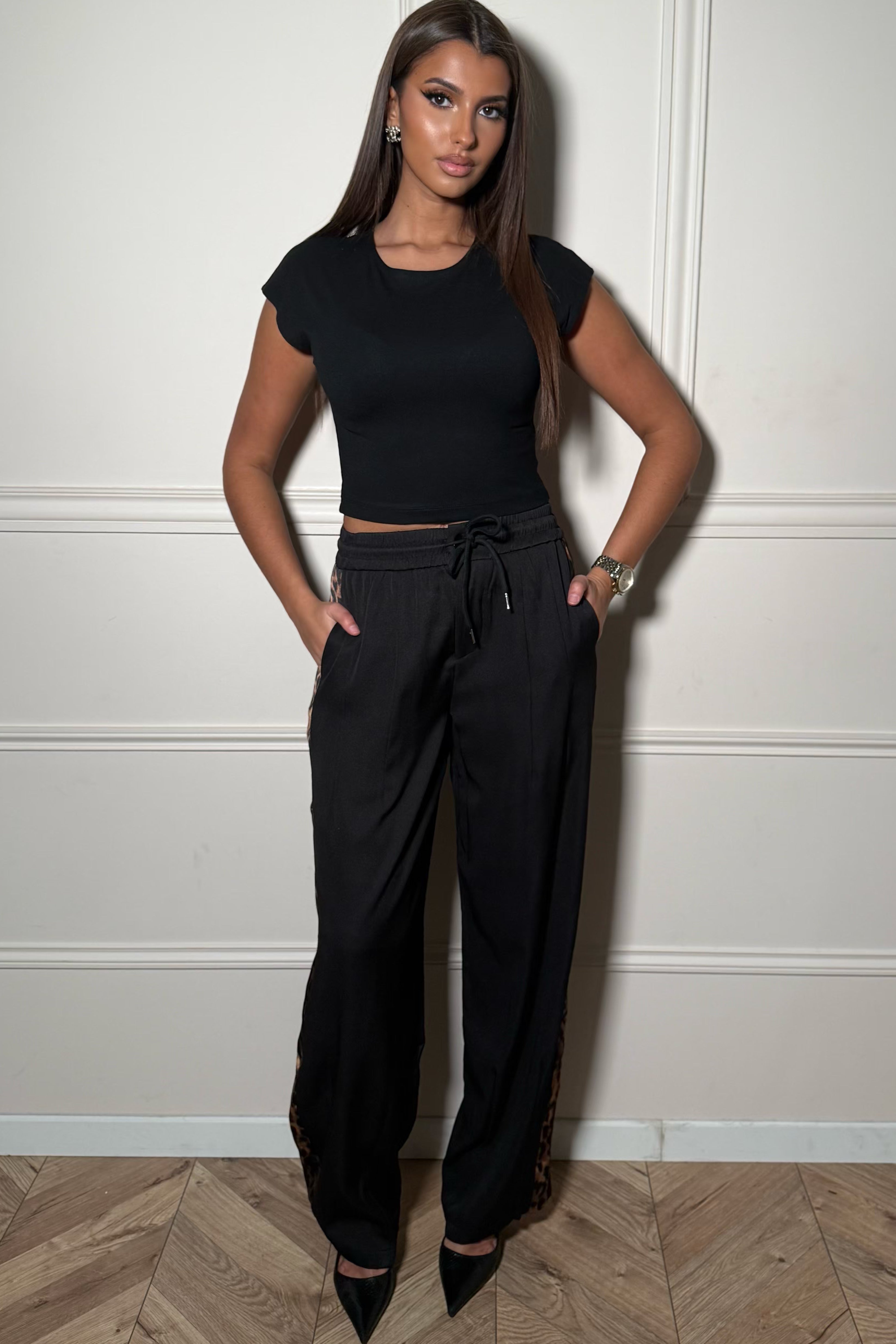 Pantalon femme coupe barrel noir avec bandes léopard - vue de face