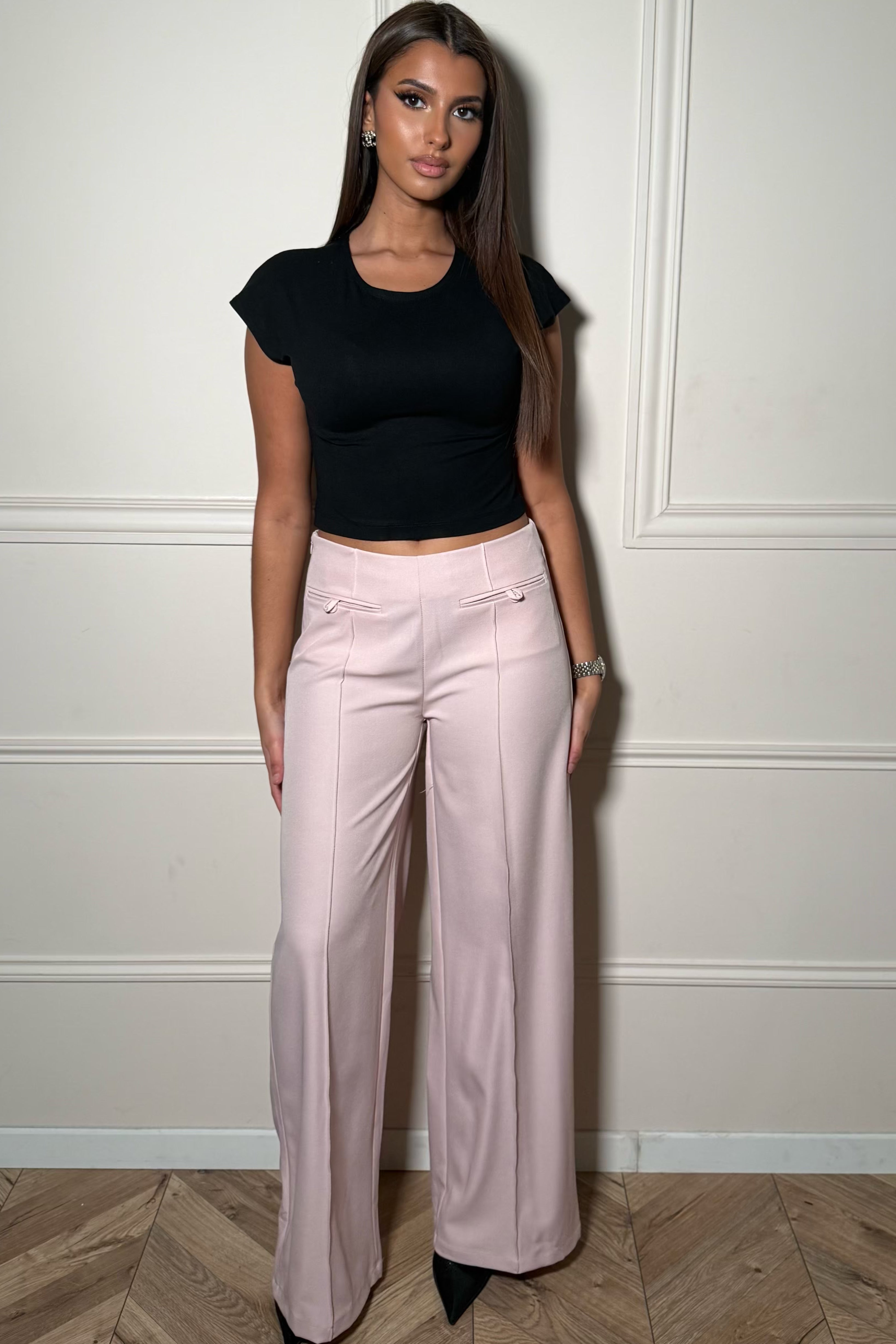 Pantalon femme à pinces coupe droite rose porté par mannequin, vue complète