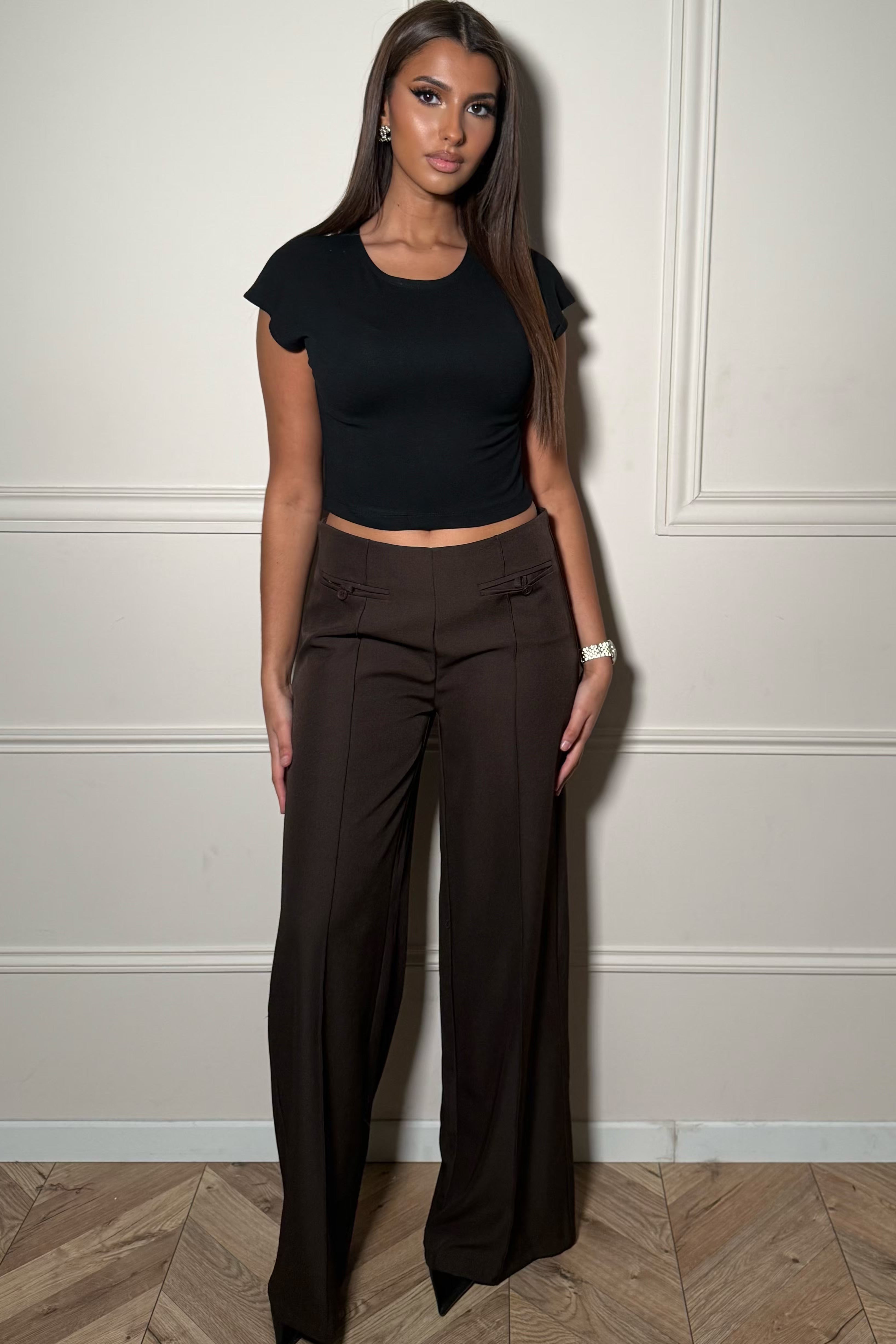 Pantalon femme à pinces coupe droite marron porté par mannequin, vue de face