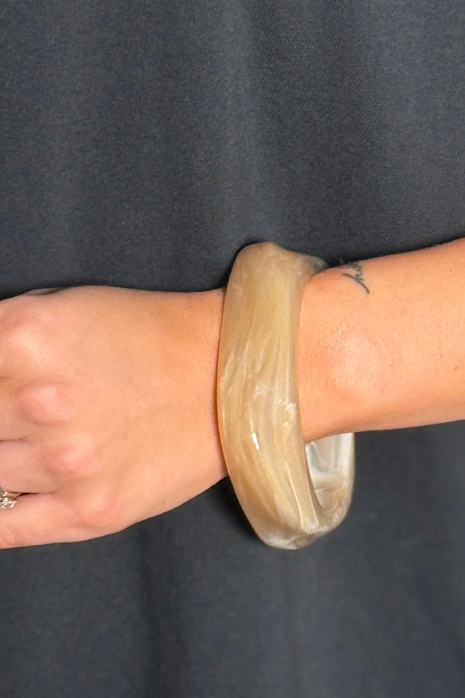 Bracelet en résine translucide