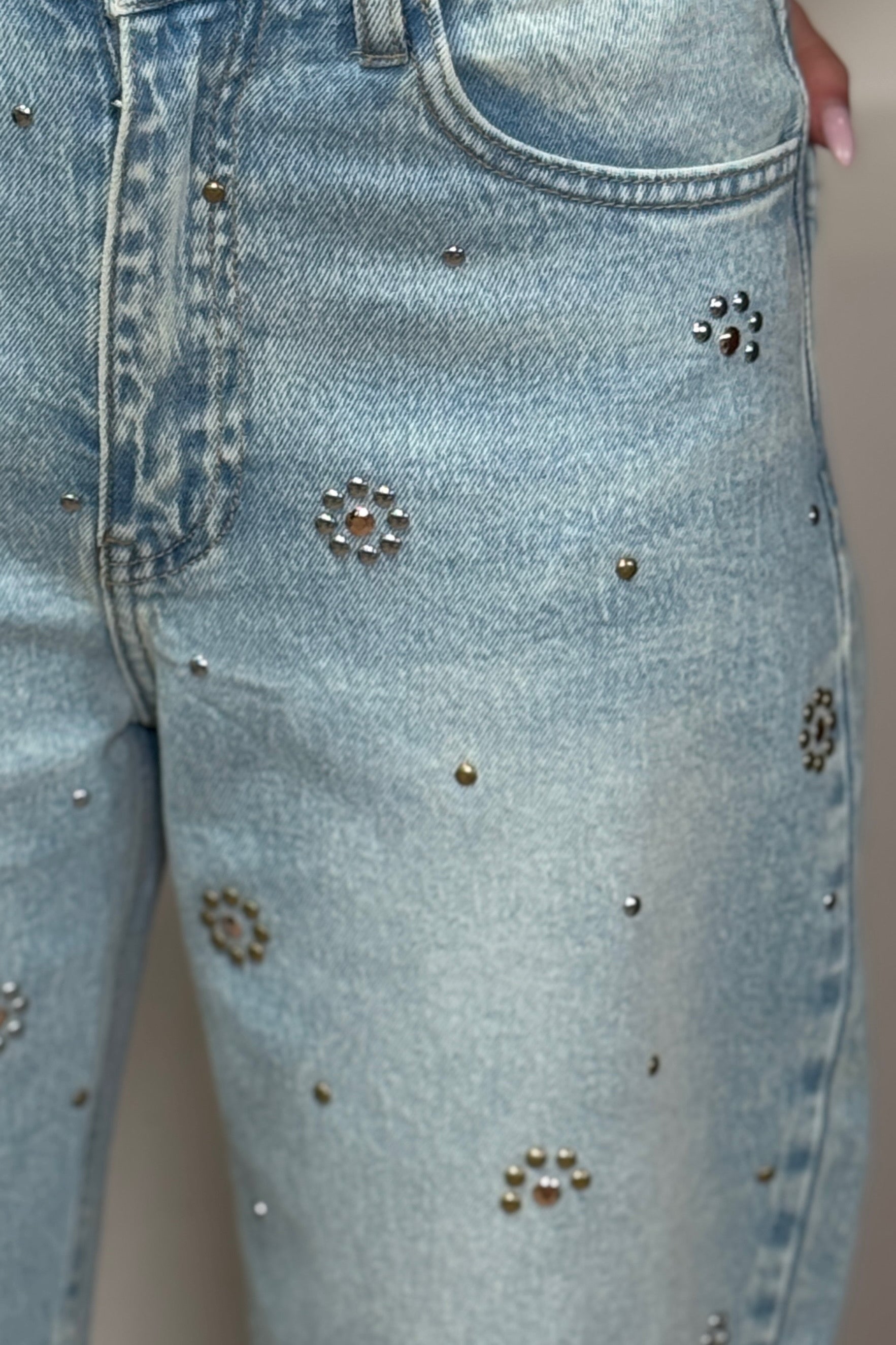 Jean femme clouté effet sablé, détail de la texture 