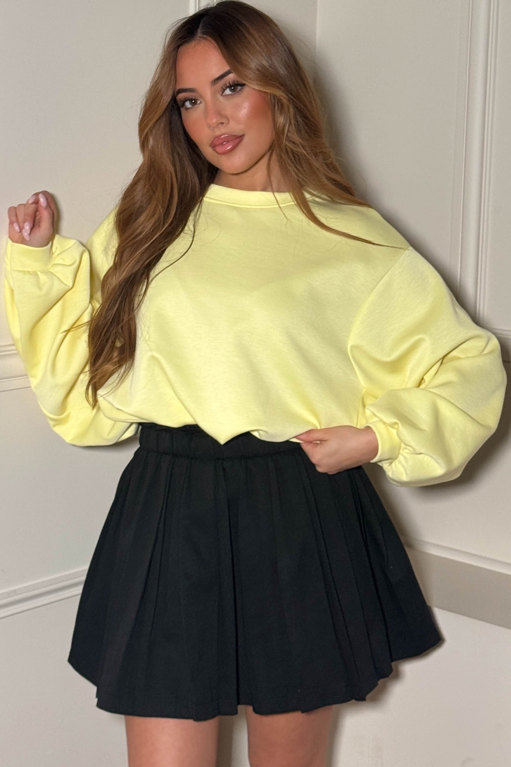 Femme portant un sweat boule ample oversize jaune , vue de face 