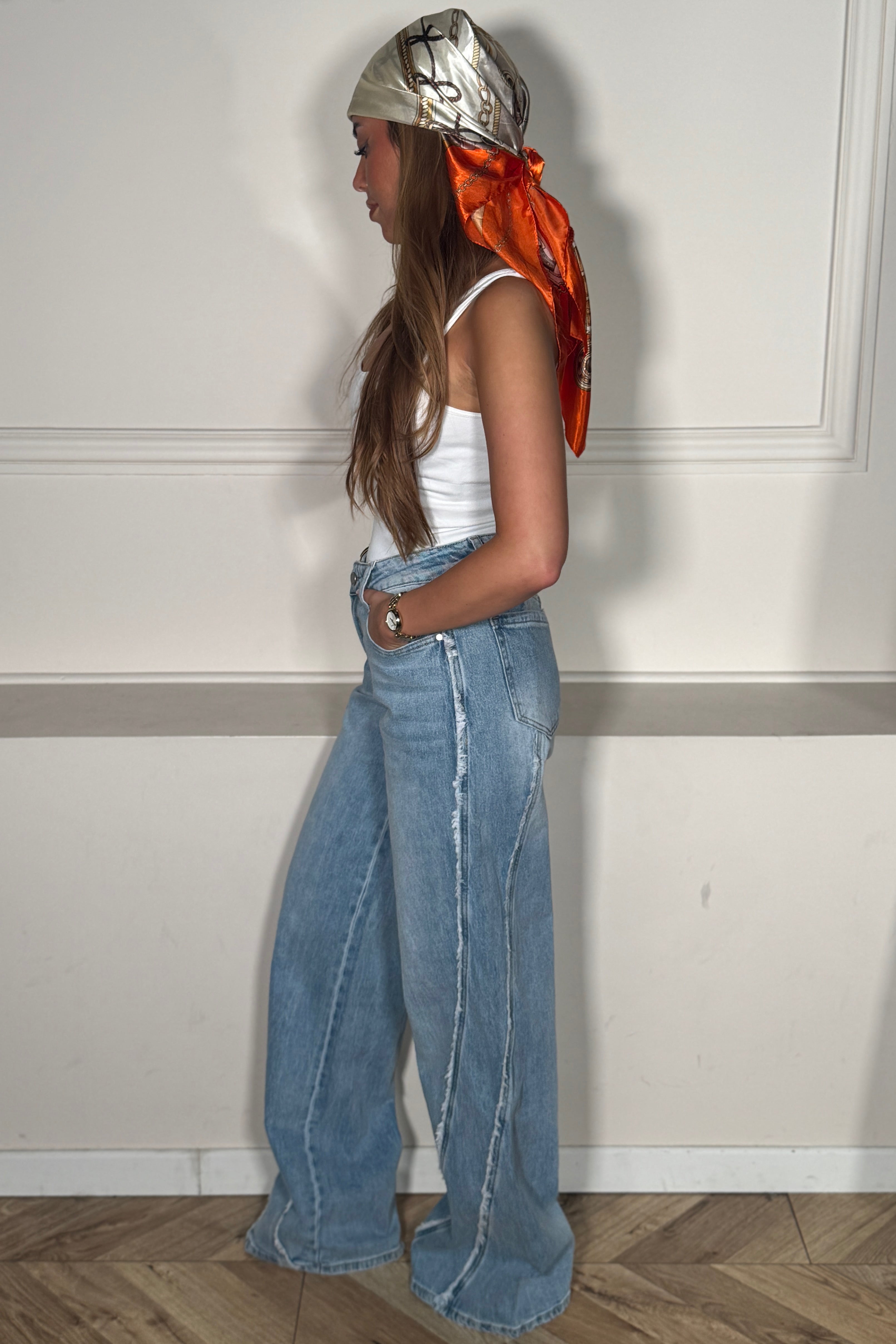 Jeans femme bleu surpiqûre effilochée, détail des surpiqûres tendance