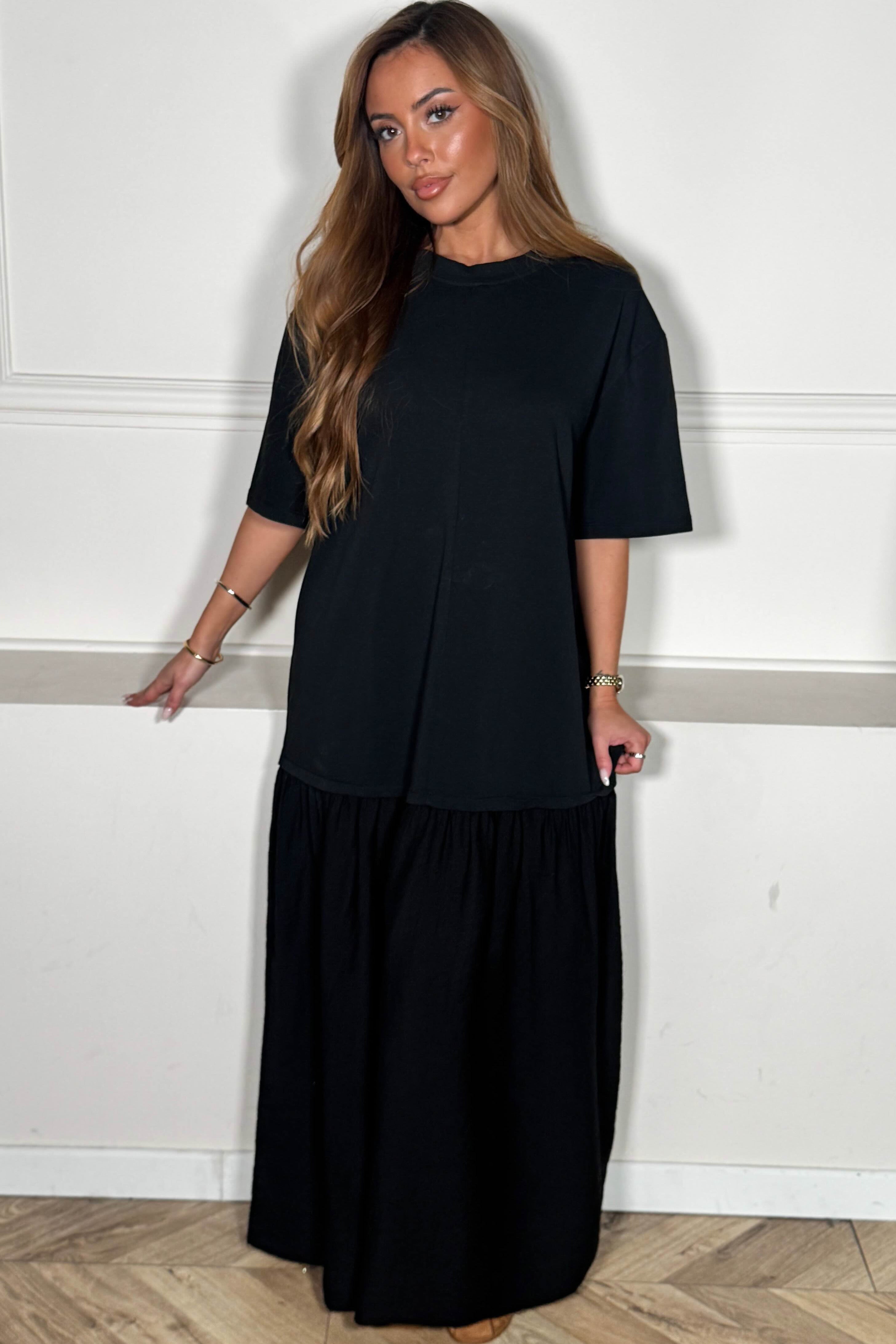 Femme portant une robe tee-shirt bi-matière noir, vue de face