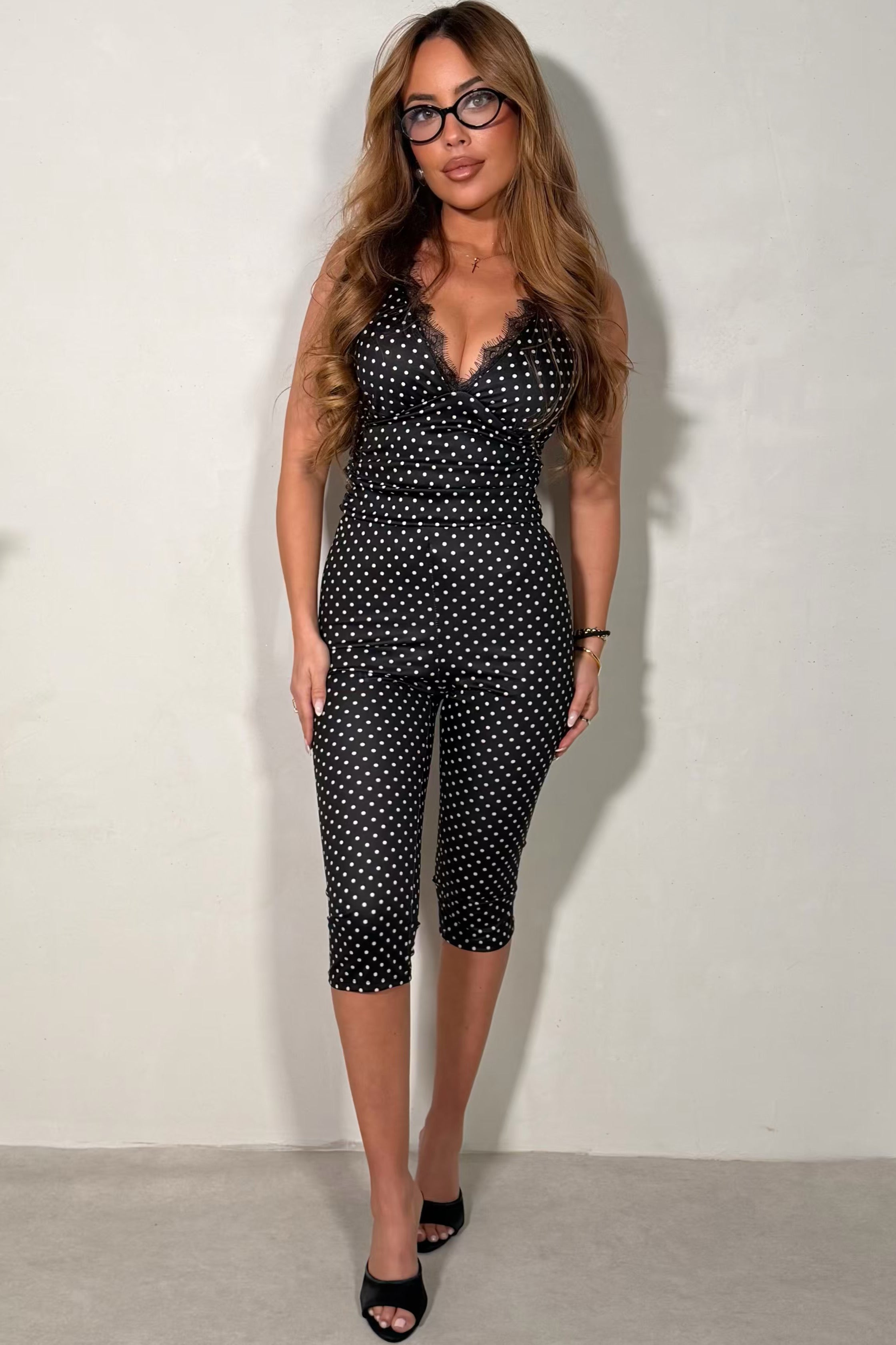 Legging capri noir à pois, coupe mi-mollet, tissu stretch, fond blanc