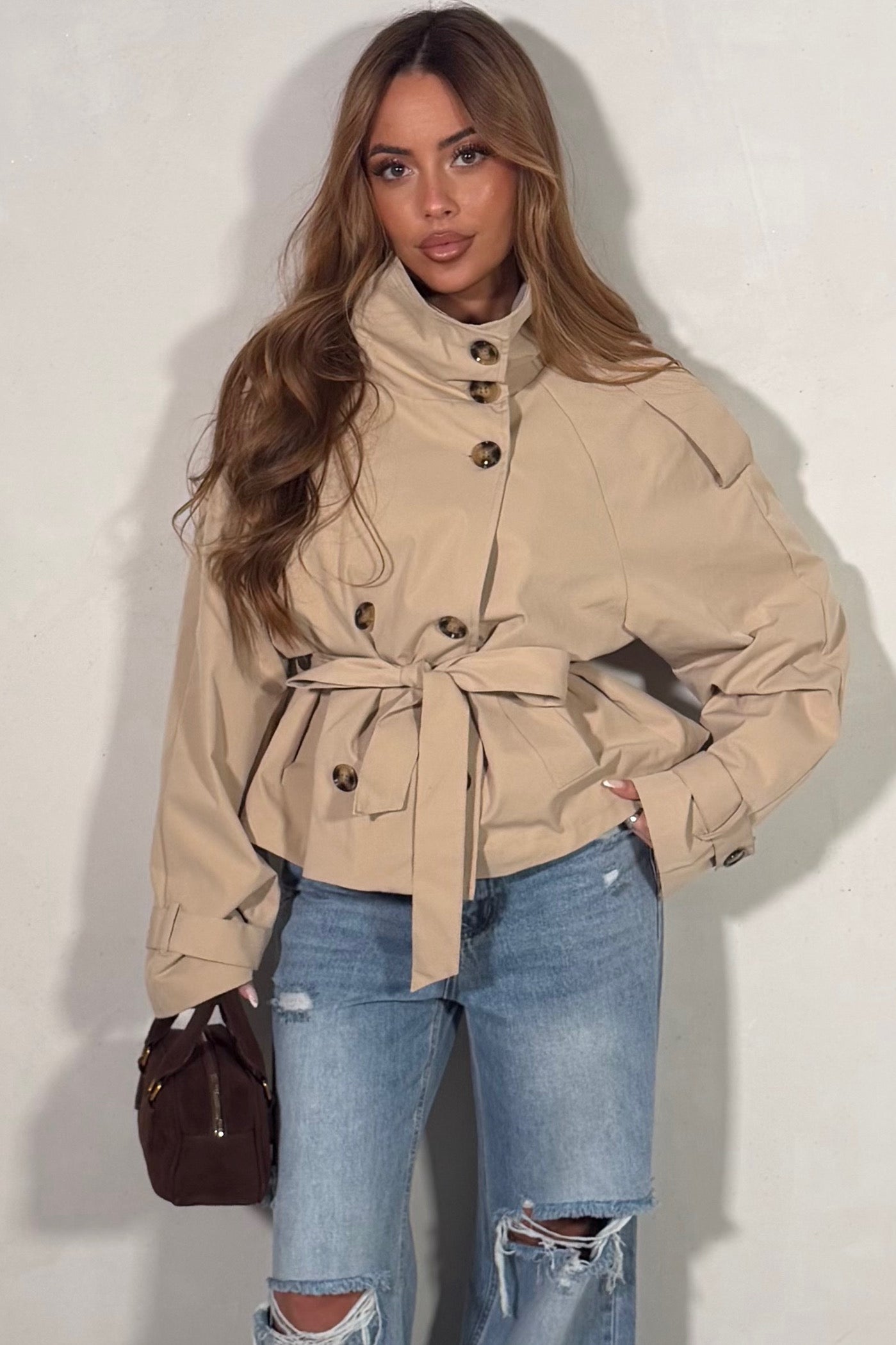  Trench femme court col montant beige, détail de la coupe courte