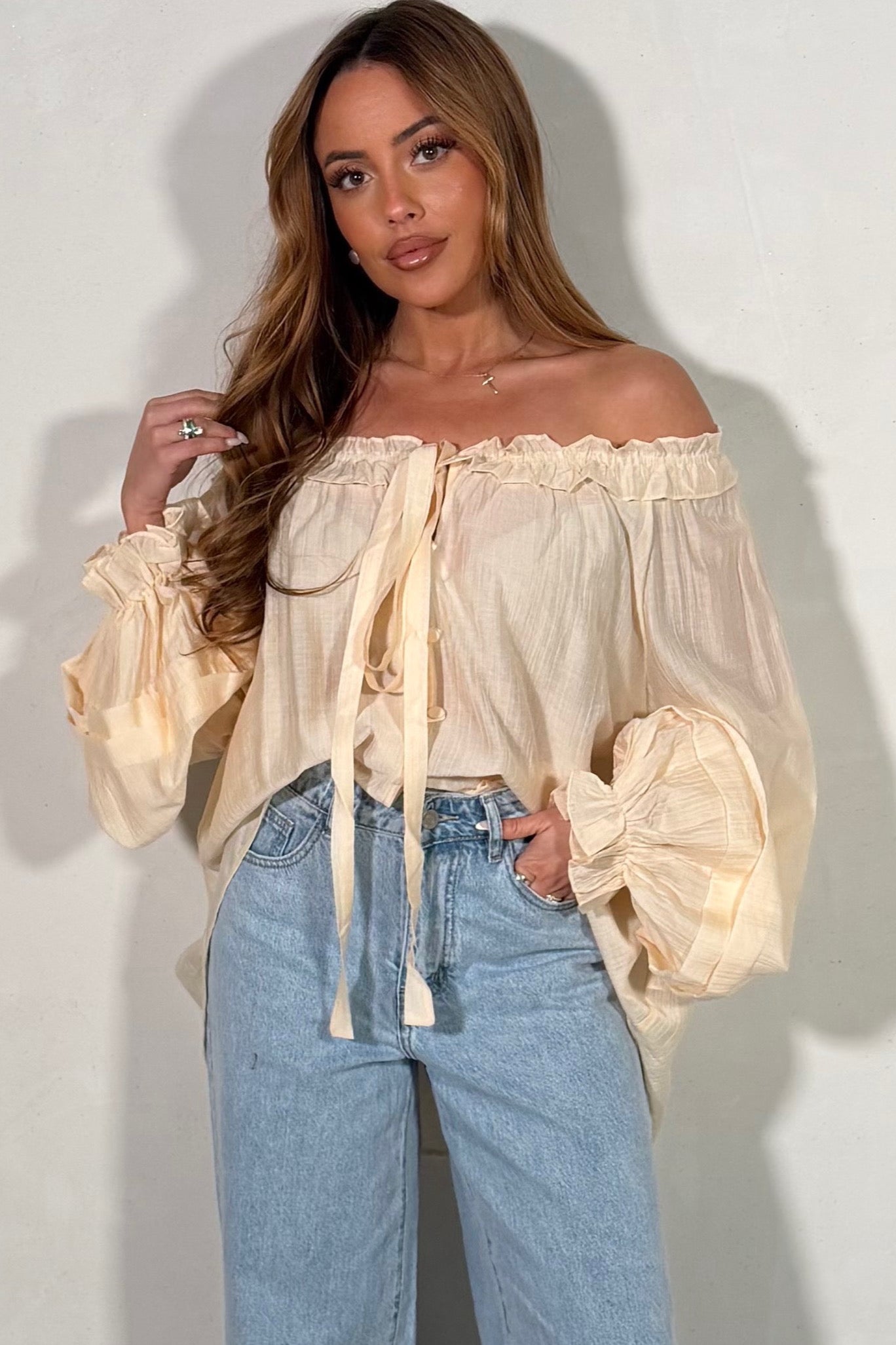 Top col bardot crème en tencel fluide, style bohème, épaules dénudées, taille unique