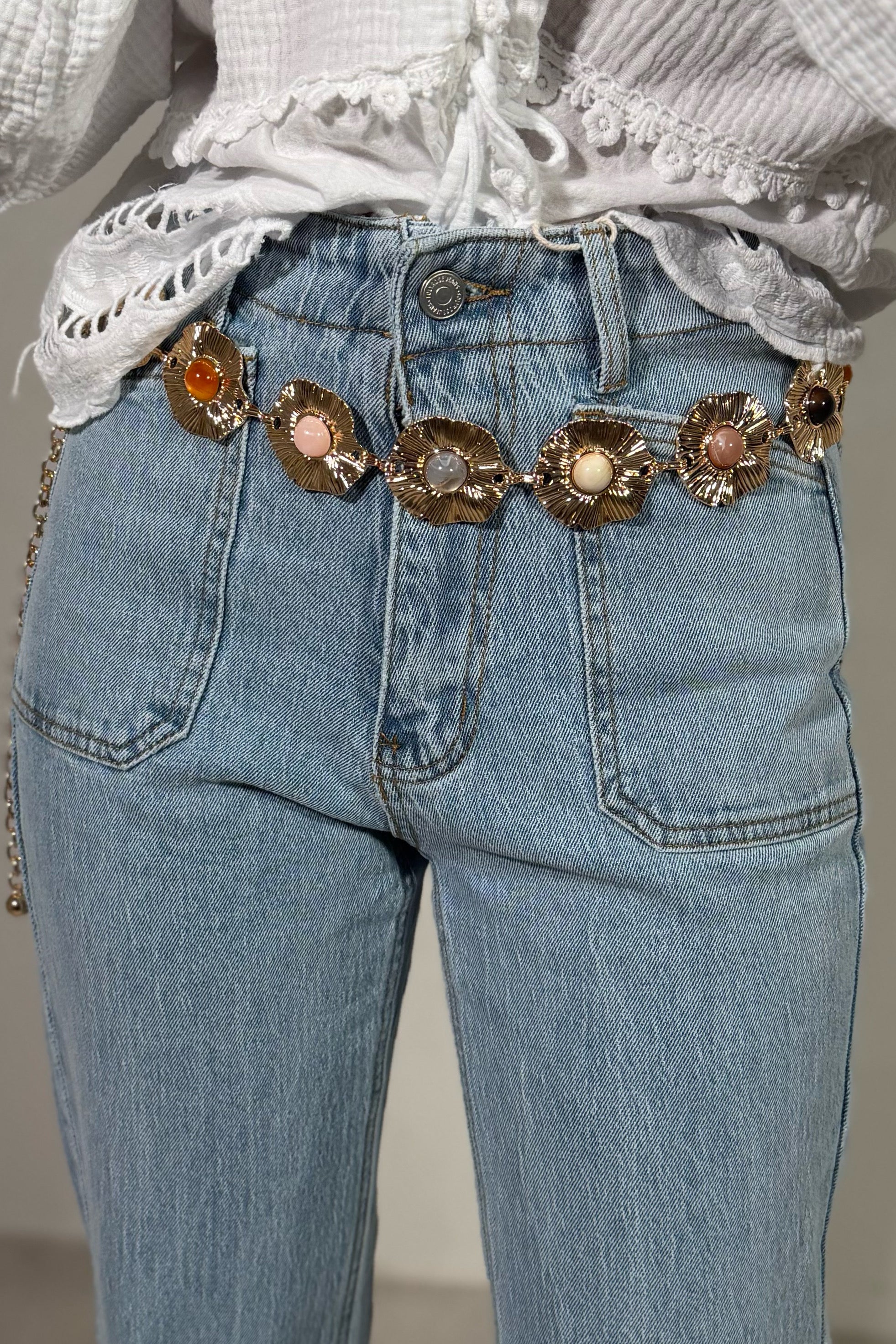 Ceinture ornée de bijoux dorés avec ornements métalliques, coloris gold, fond blanc