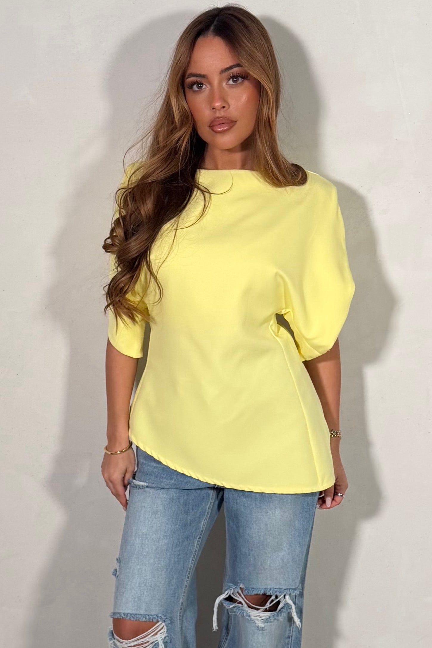 Top à manches longues fendues coloris jaune, tissu fluide léger, fond blanc