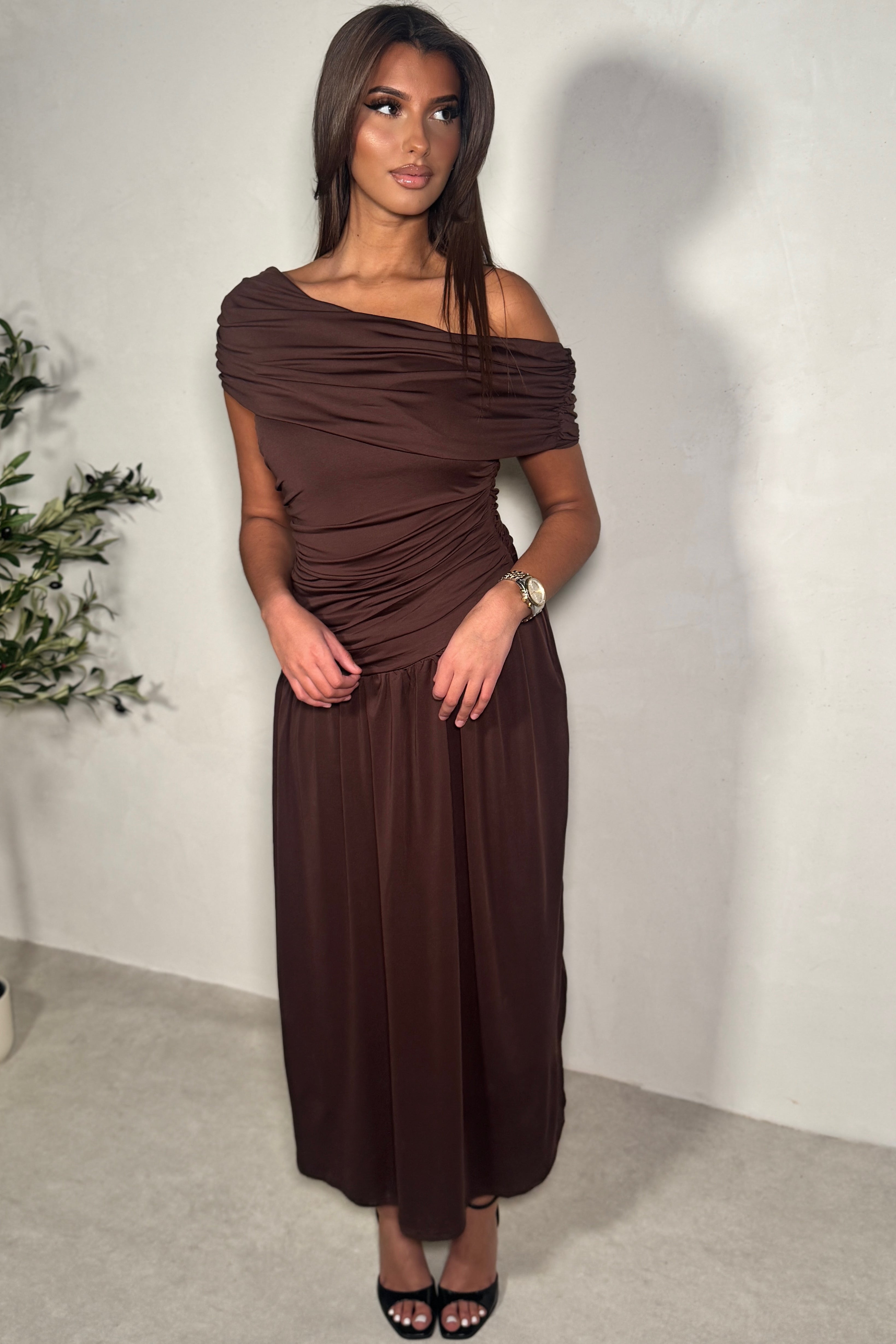Robe froncée épaule dénudée marron femme