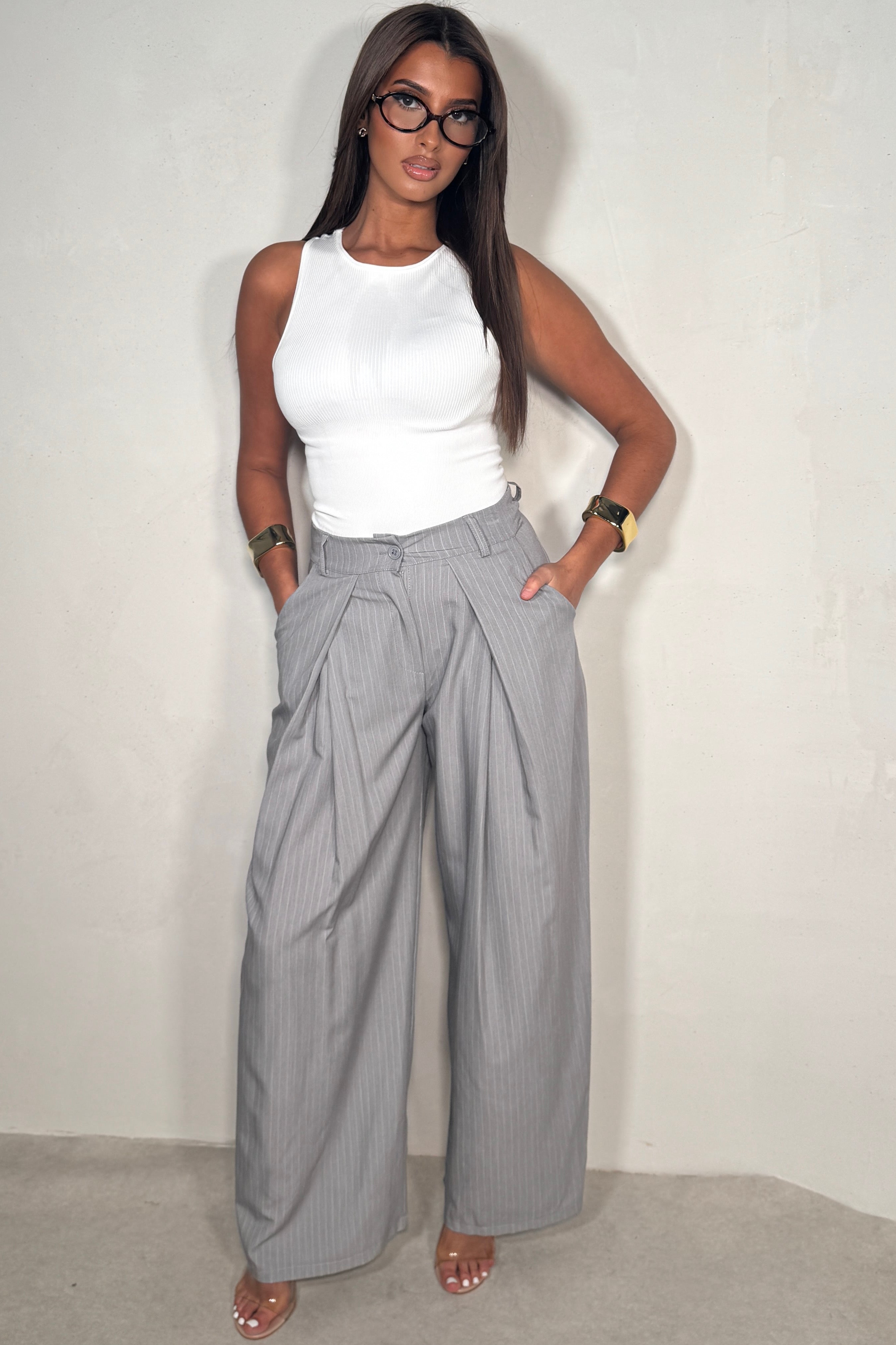 Pantalon rayé à pinces superposées gris femme