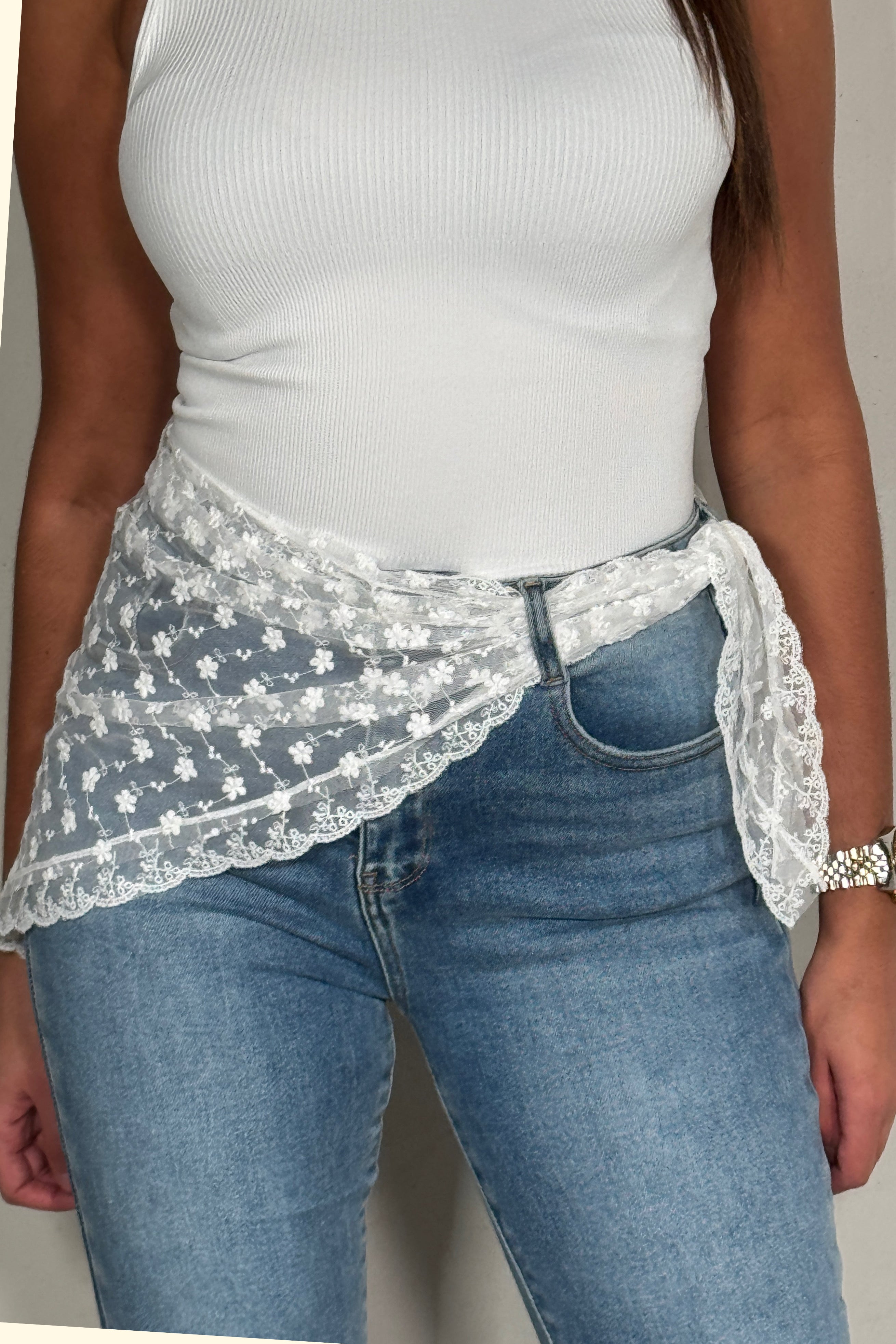 Foulard Dentelle – Légèreté & Charme Féminin