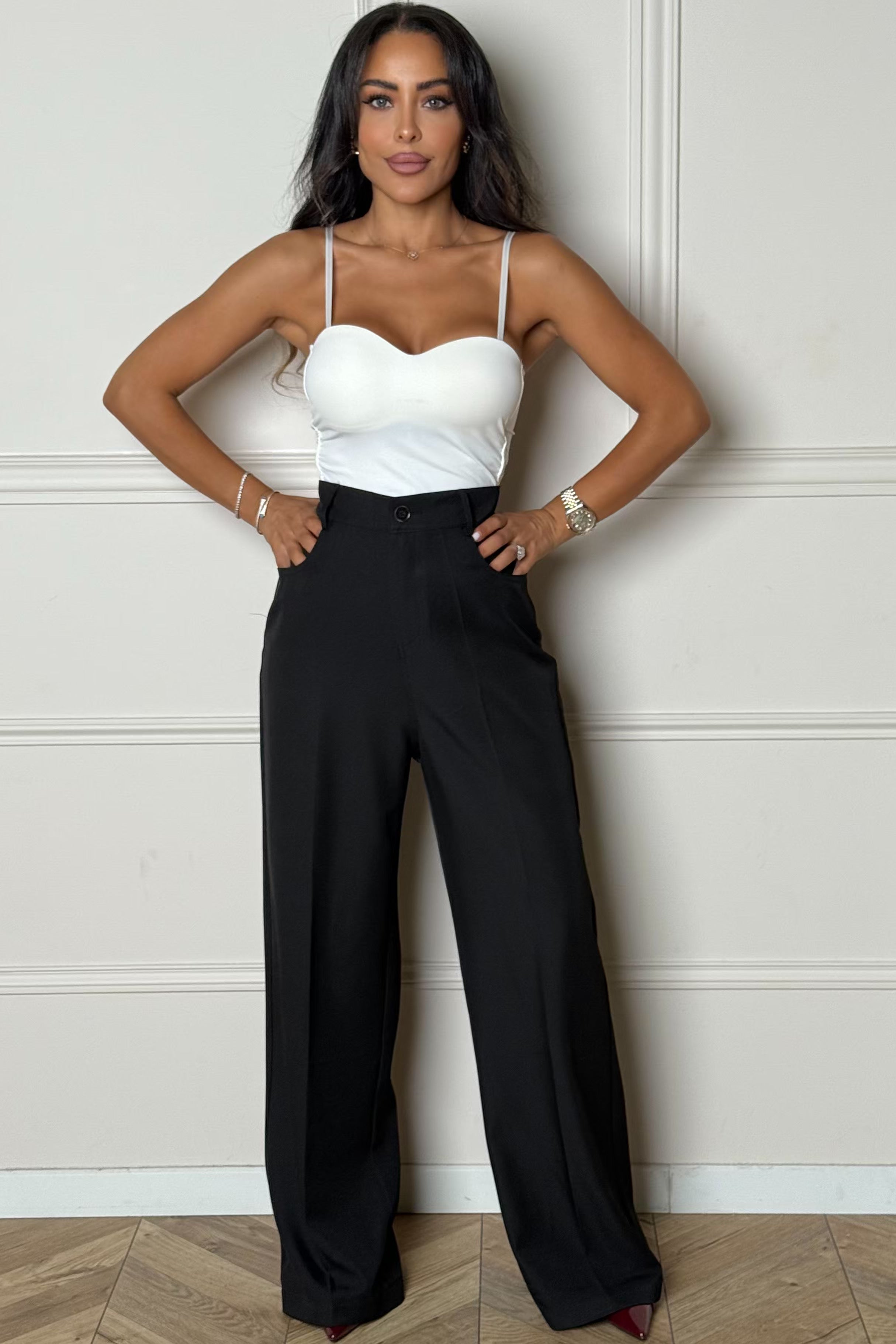 Femme portant un pantalon coupe droite avec poches BLOOSHOP
