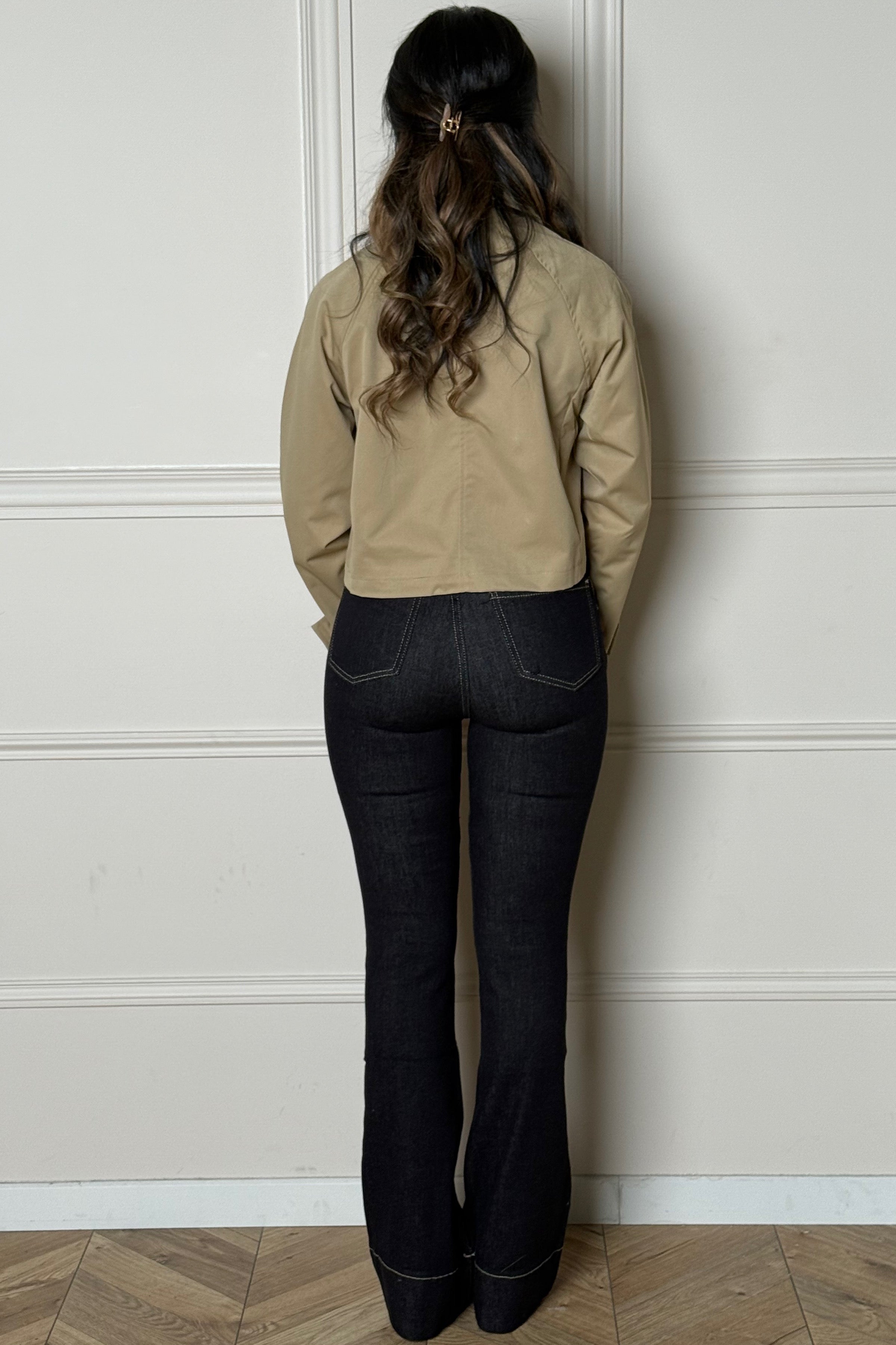 Femme portant un jeans pattes d'éléphant de dos BLOOSHOP
