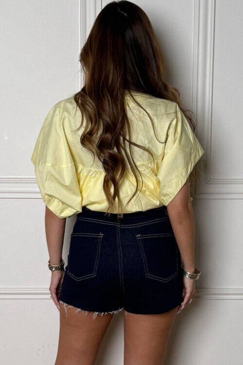 Femme portant chemisier boule col plissé chic - Blooshop
