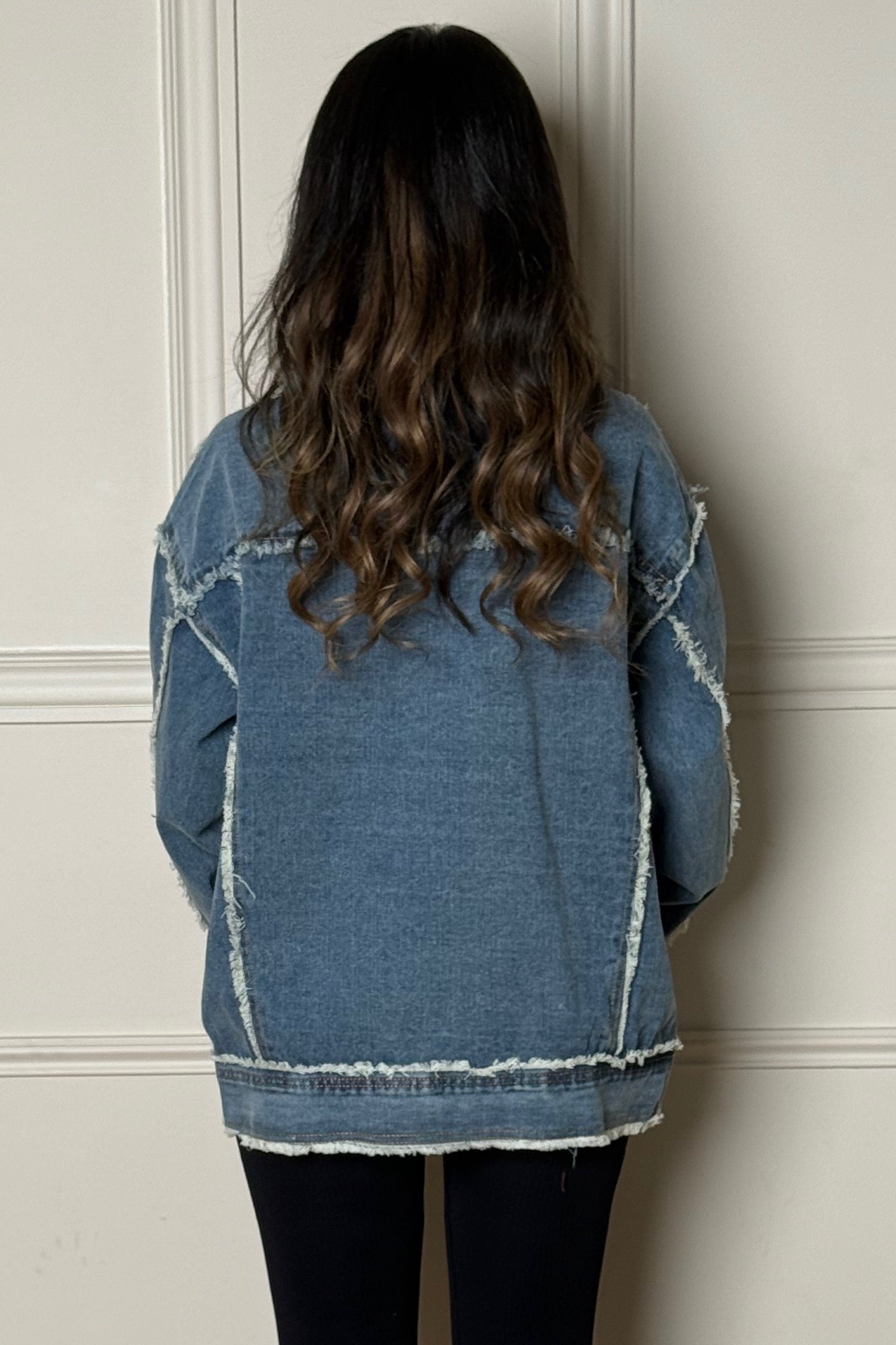 Dos de la veste denim oversize effilochée BLOOSHOP
