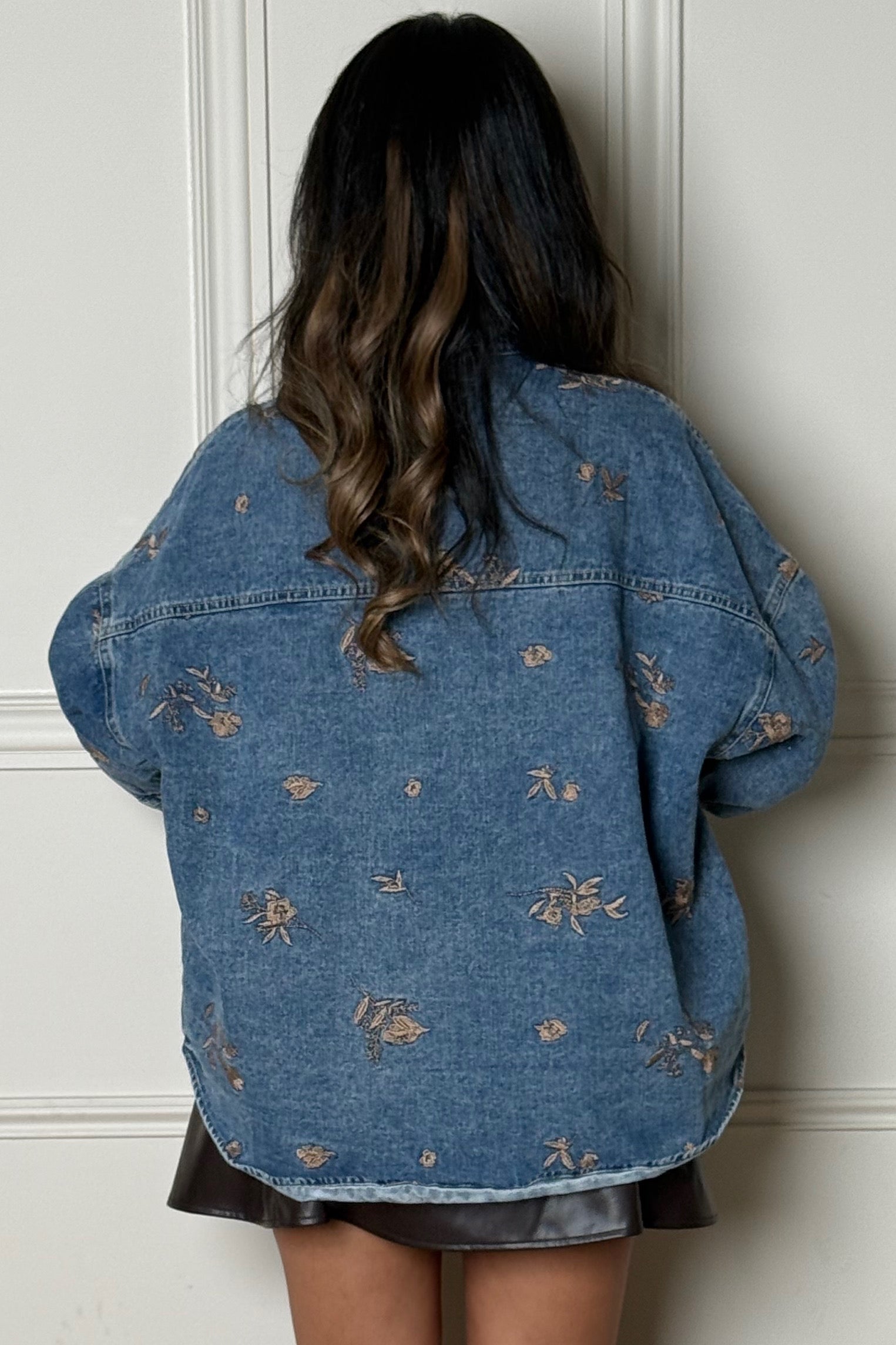 Détail broderies délicates veste denim BLOOSHOP

