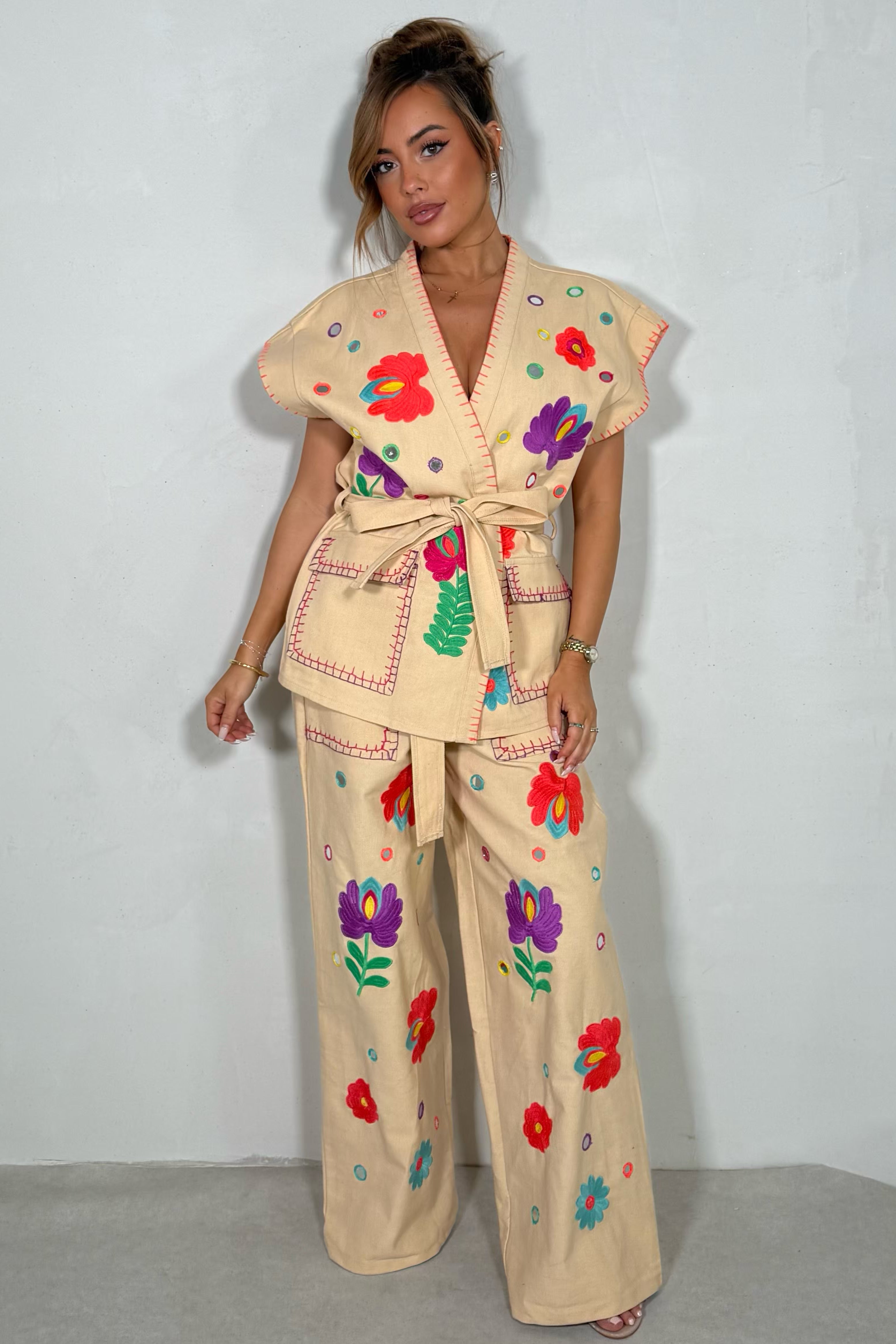 Veste Denim Broderie Florale Femme – L’Art du Détail