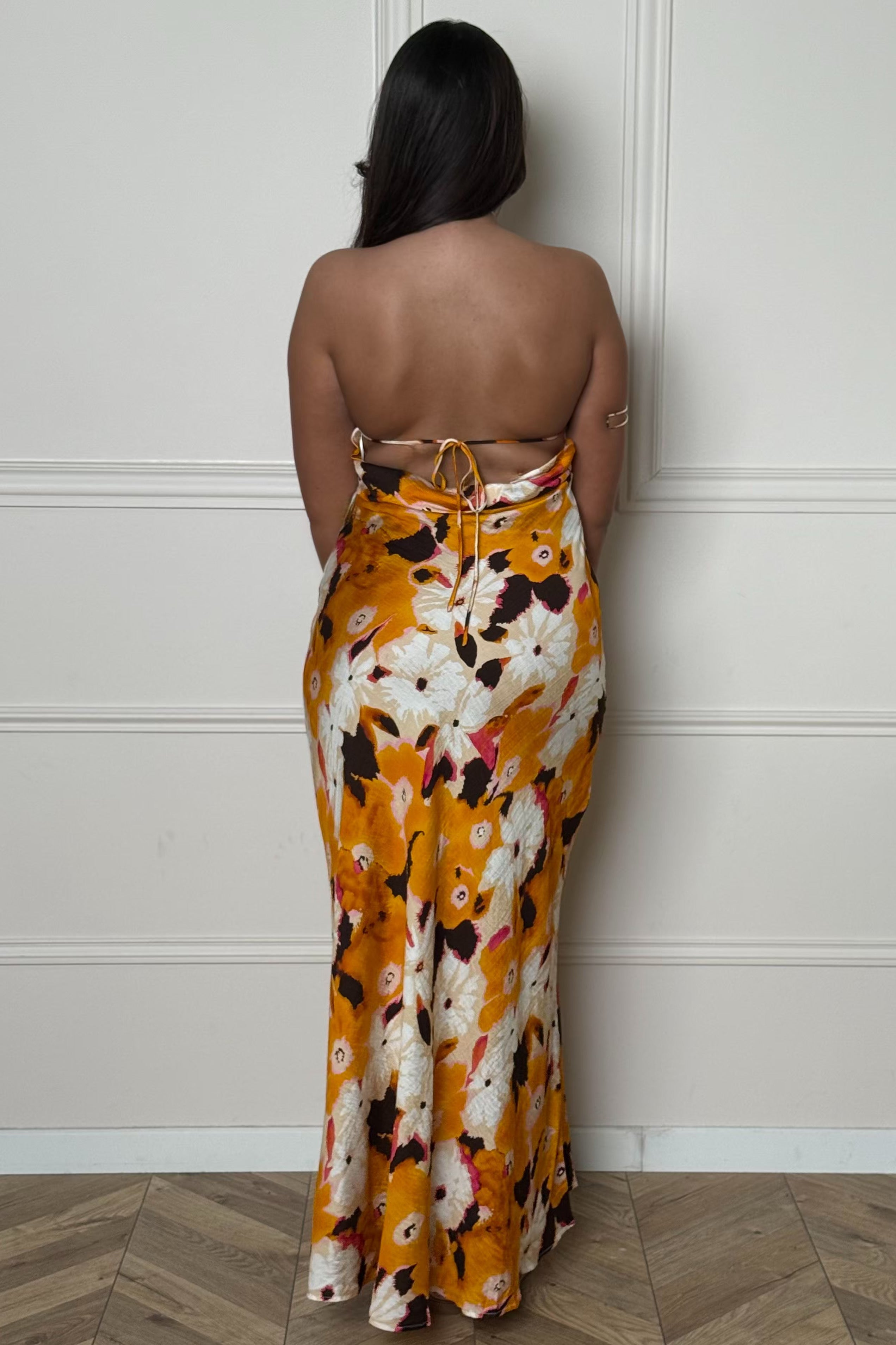 Détail col noué robe BLOOSHOP - Finition romantique et sophistiquée

