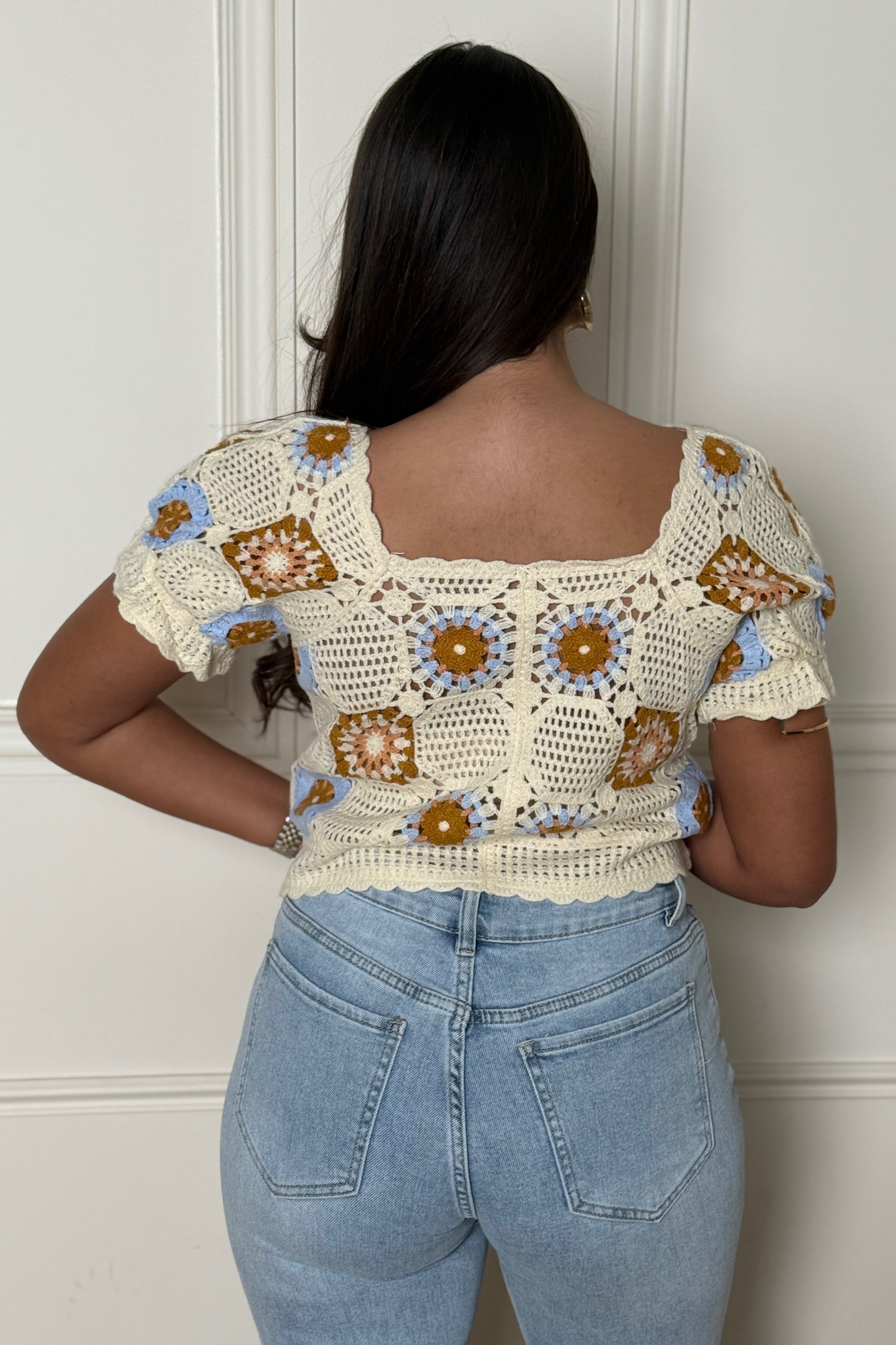 Gilet femme crochets à fleurs vue de dos détails artisanaux BLOOSHOP
