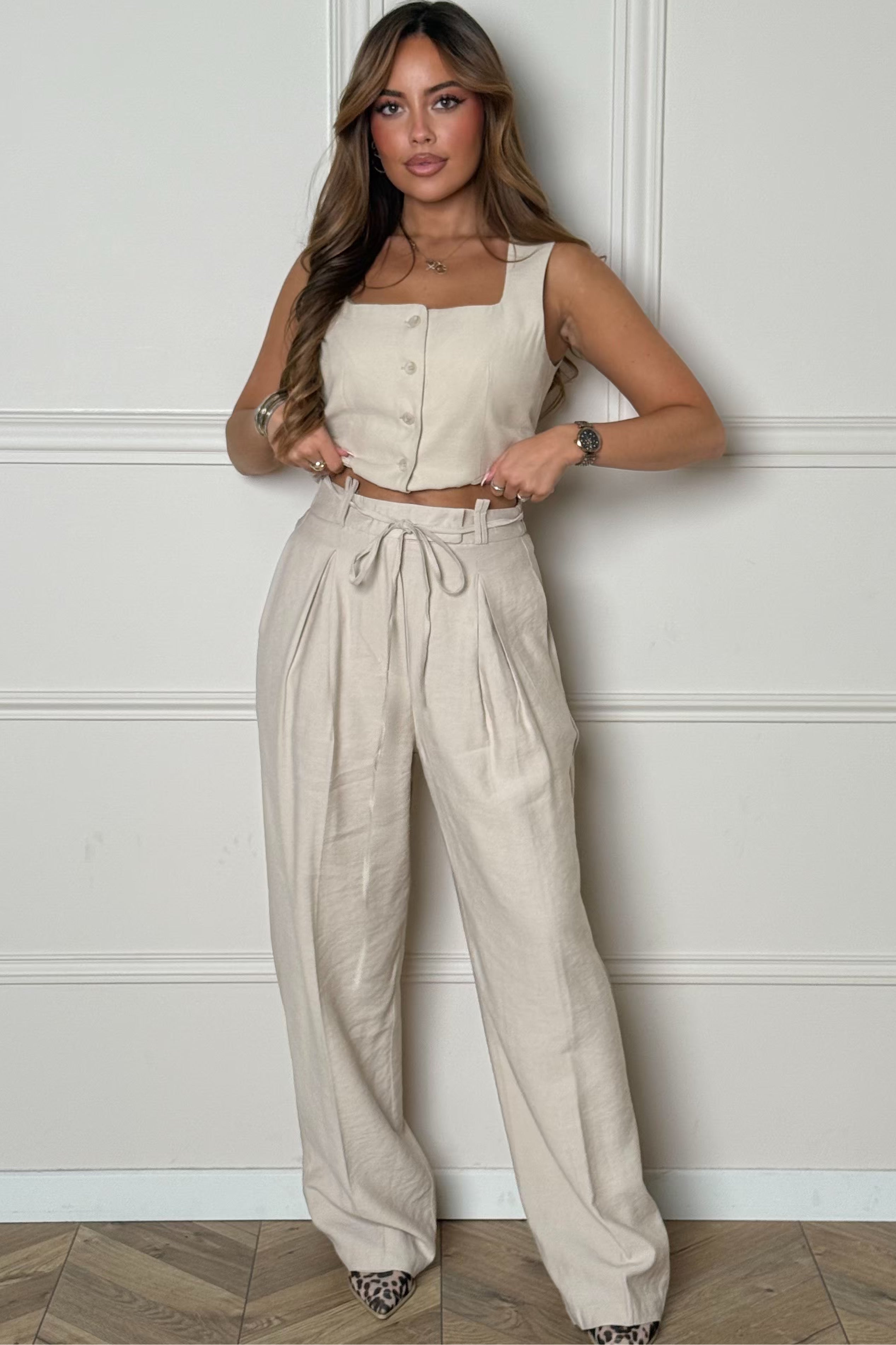 Vue de face pantalon femme avec lanière, silhouette élégante et moderne BLOOSHOP

