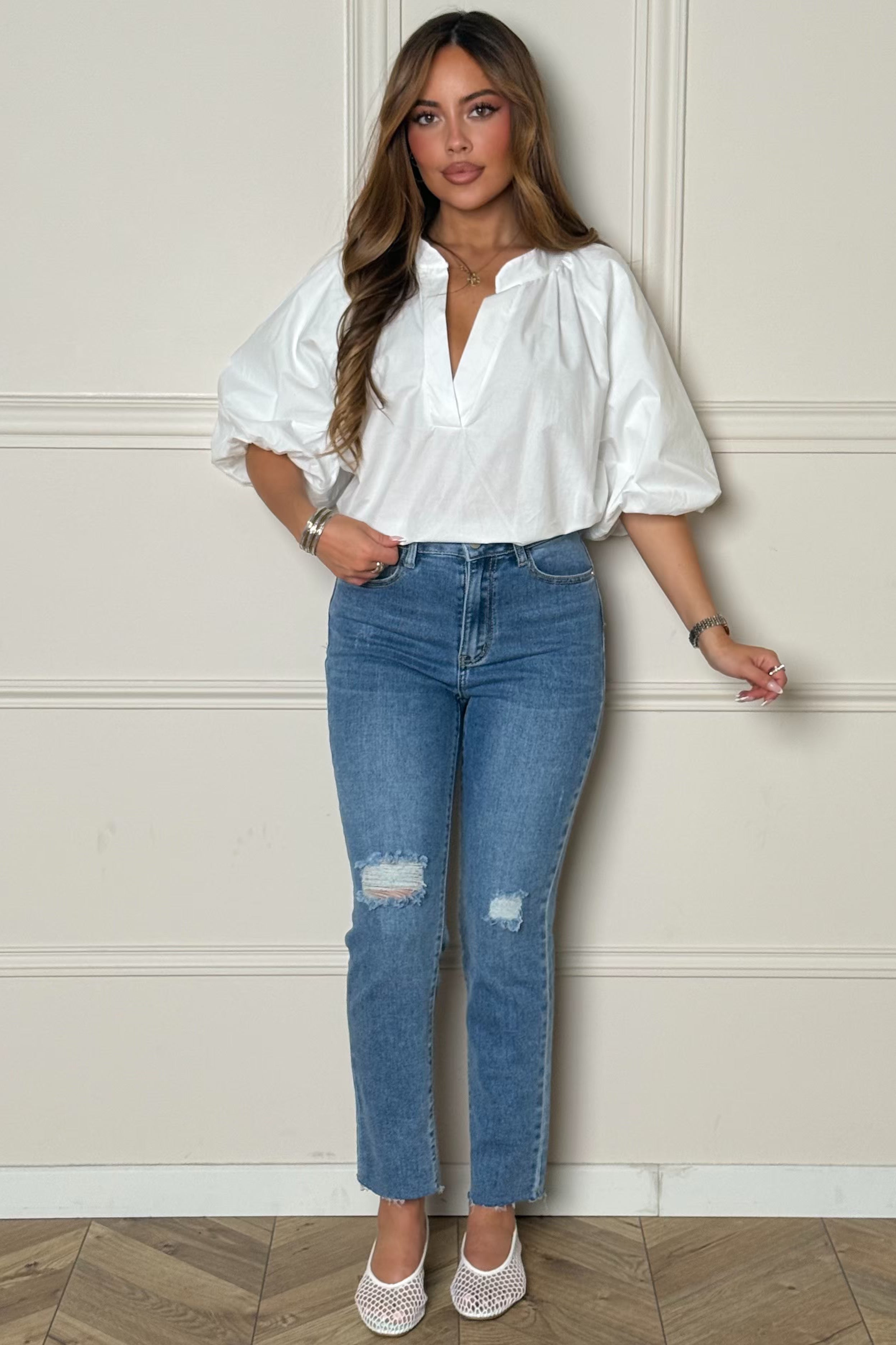 Jeans femme mom destroy taille haute, vue de face, style vintage décontracté BLOOSHOP
