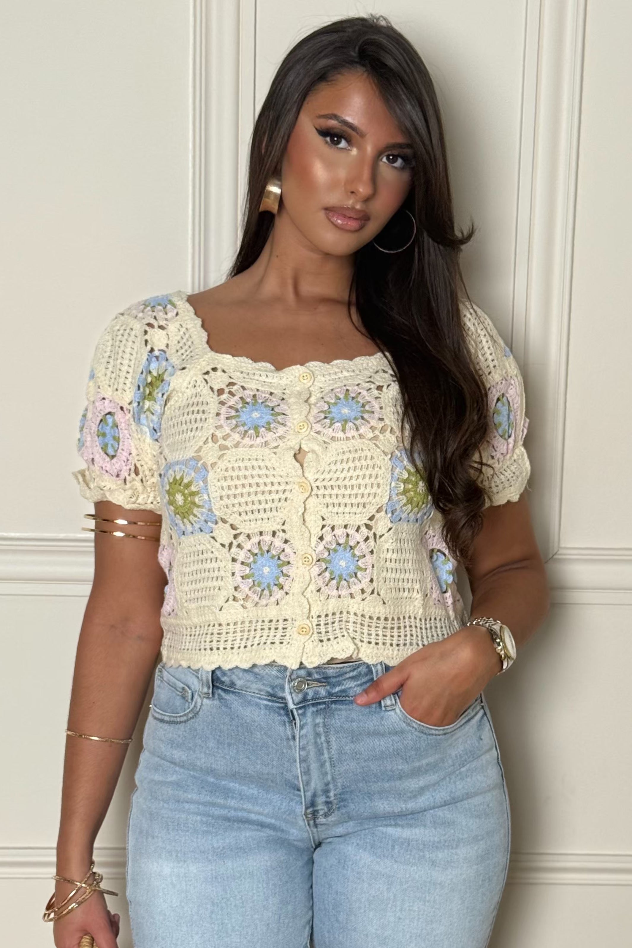 Gilet crochets à fleurs femme vue de profil coupe flatteuse BLOOSHOP

