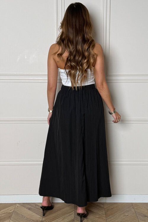 Femme portant jupe longue poches style confort chic - Blooshop

