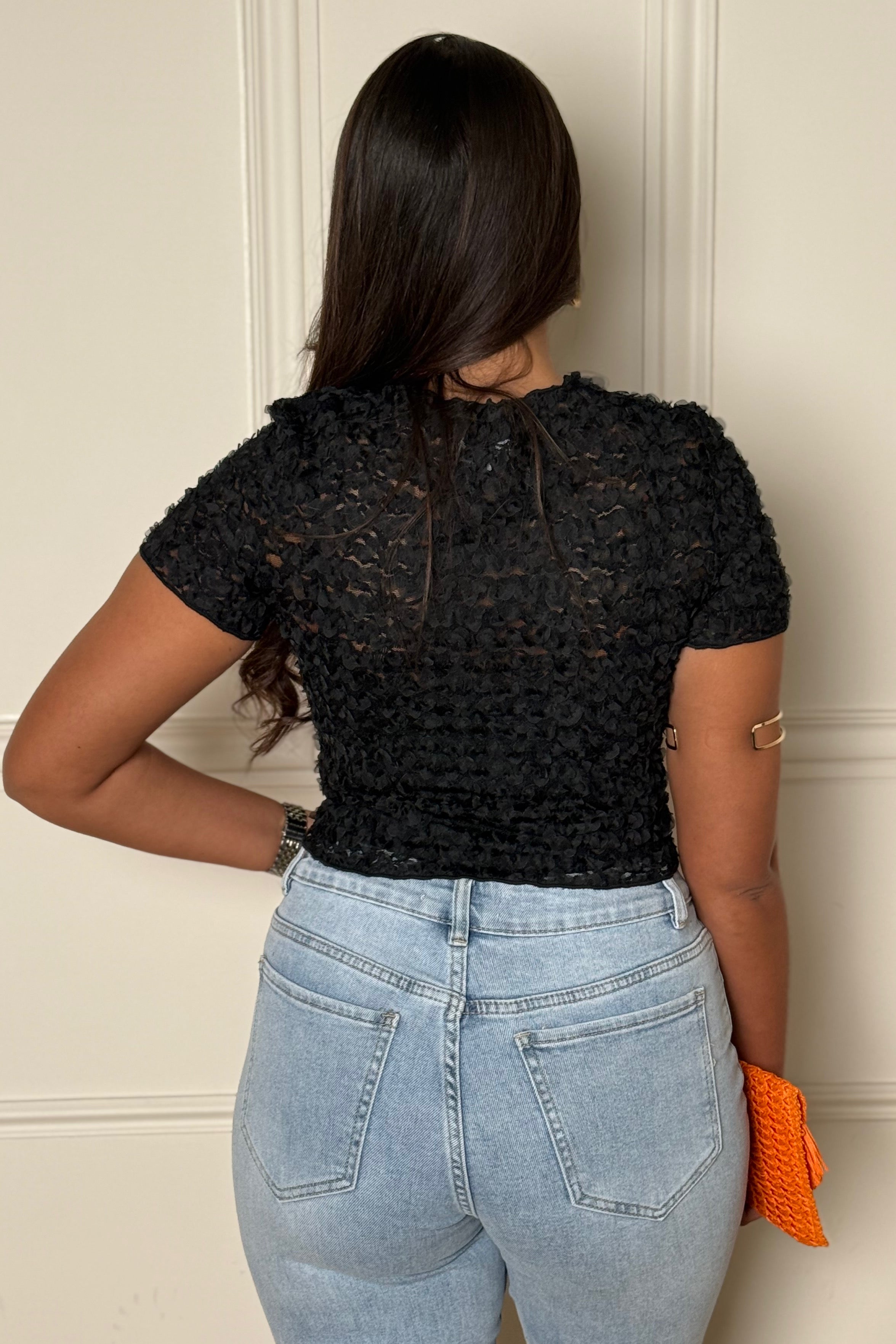 Femme portant top fleurs en relief style romantique délicat BLOOSHOP

