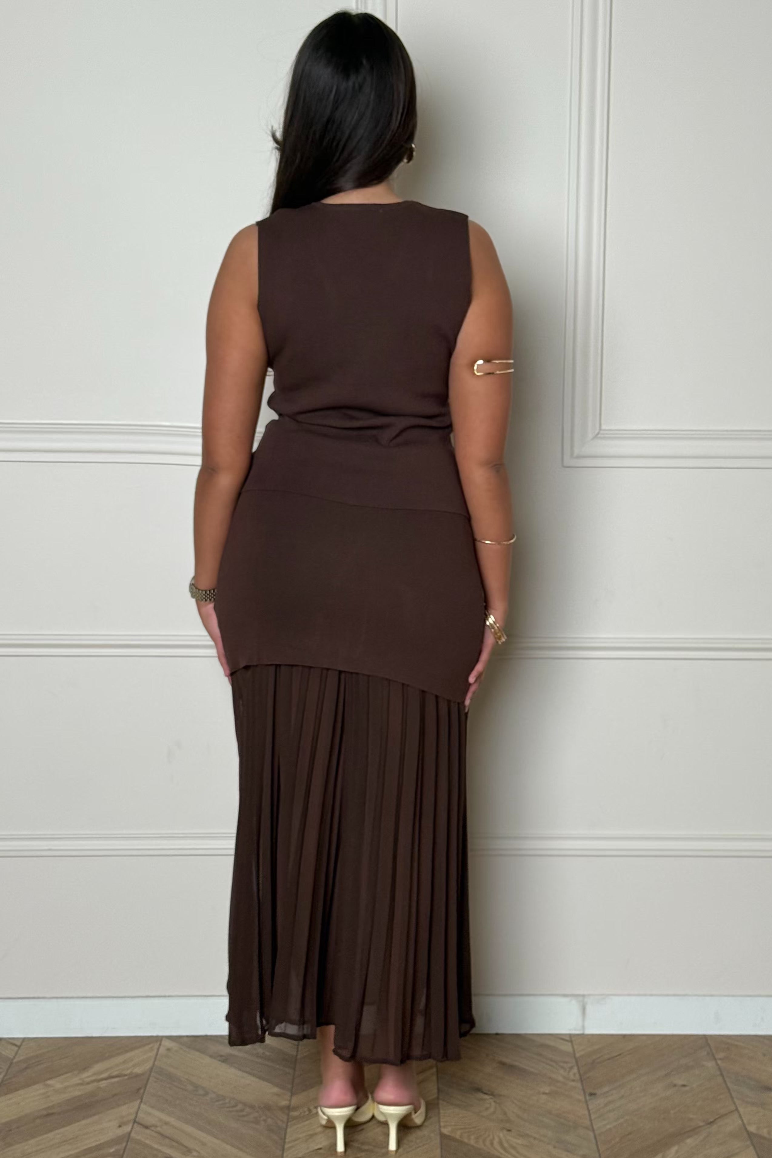 Femme portant ensemble gilet jupe mousseline style élégant BLOOSHOP
