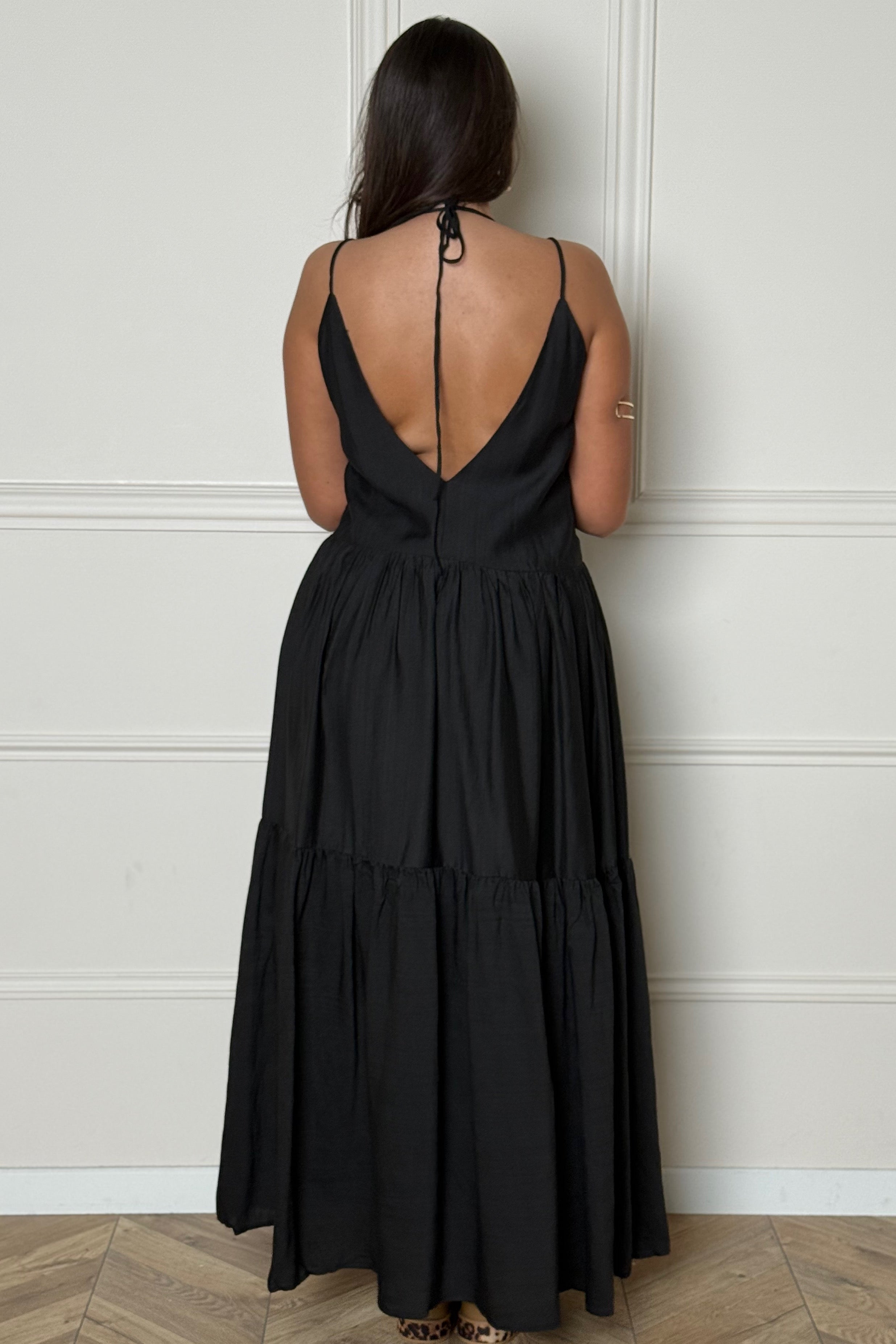 Femme portant robe maxi oversize bretelles longue style décontracté BLOOSHOP
