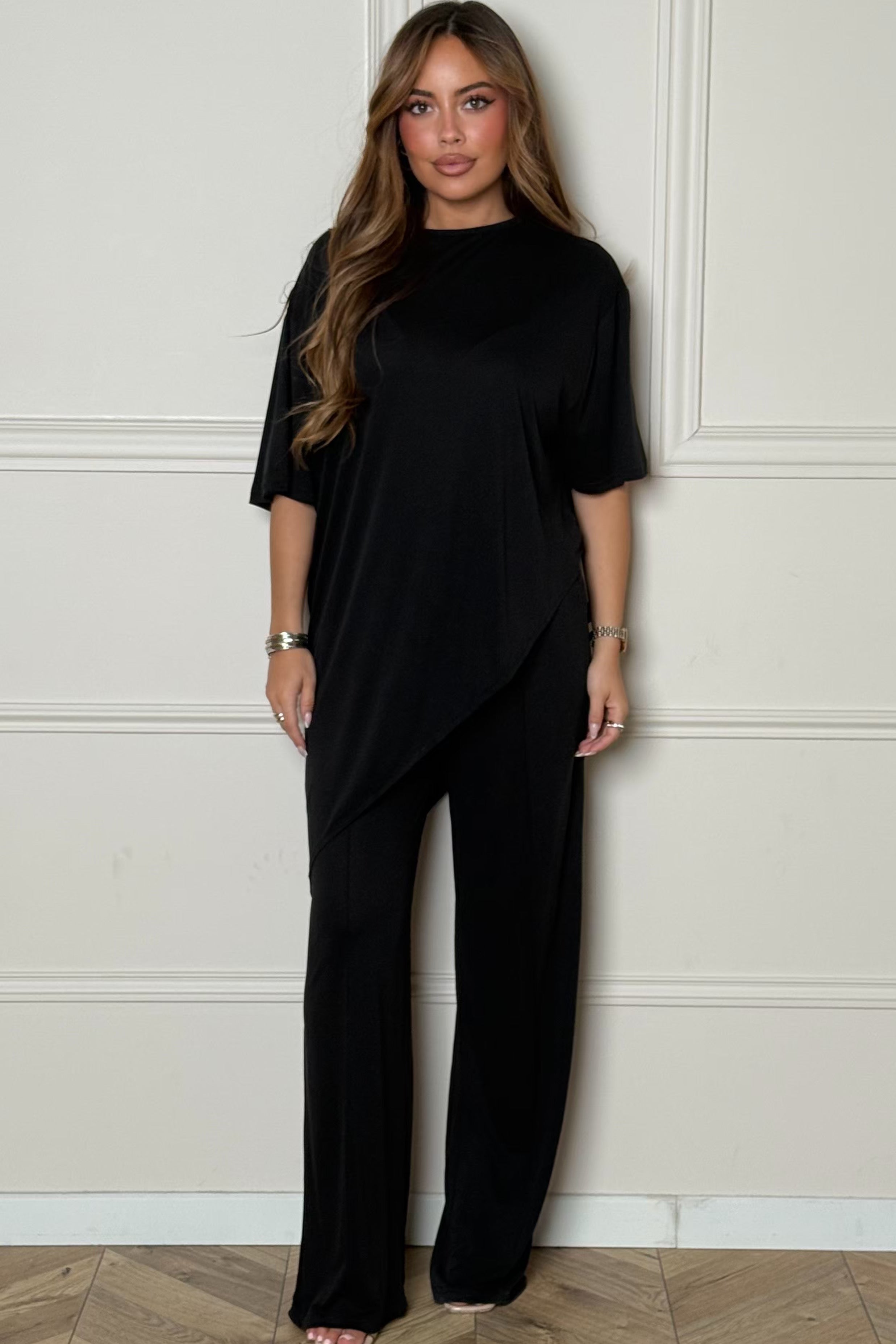 Détail tee shirt asymétrique BLOOSHOP - Coupe avant-gardiste, design unique et moderne