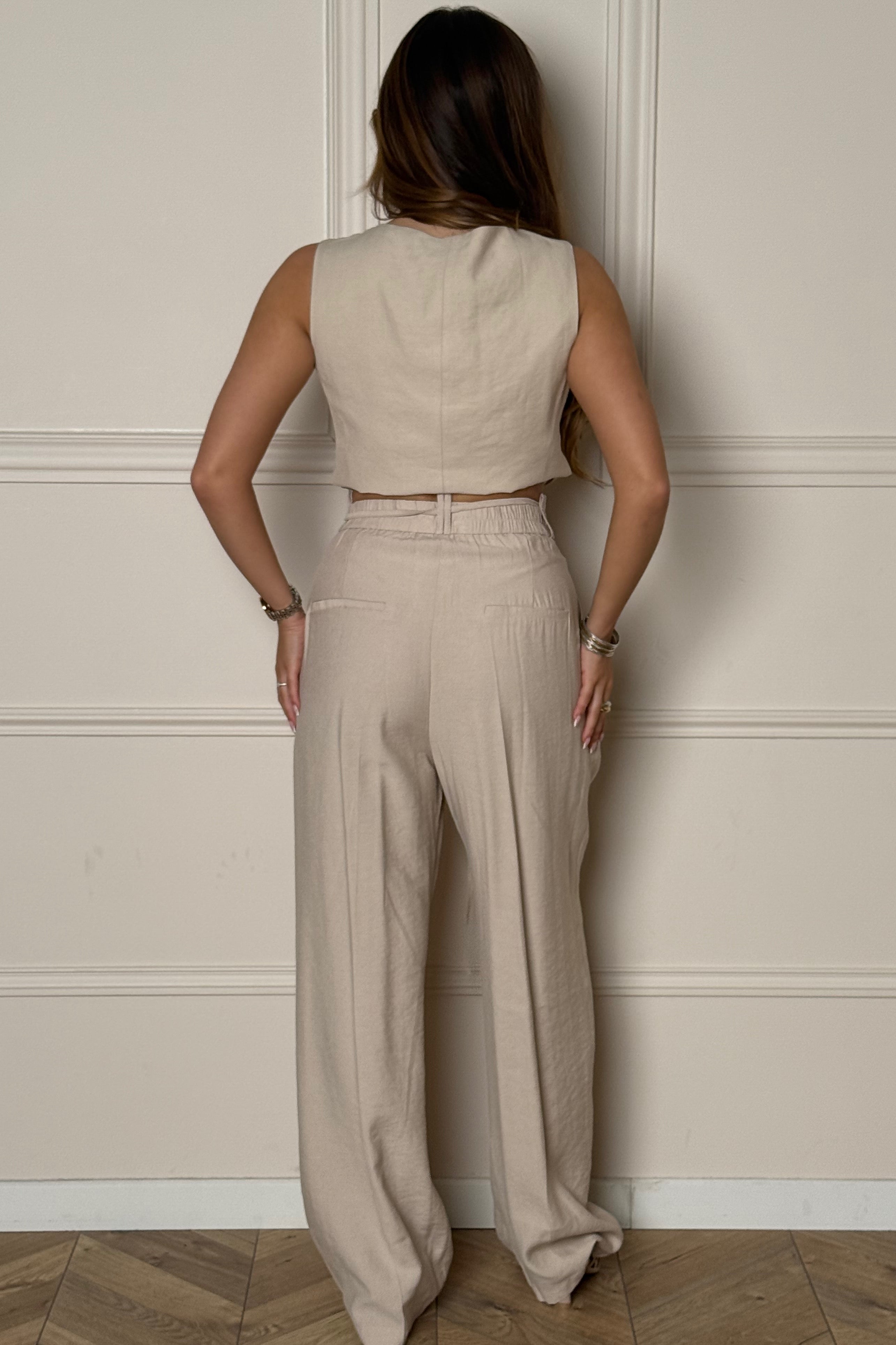 Vue arrière complète pantalon femme avec lanière, silhouette flatteuse BLOOSHOP

