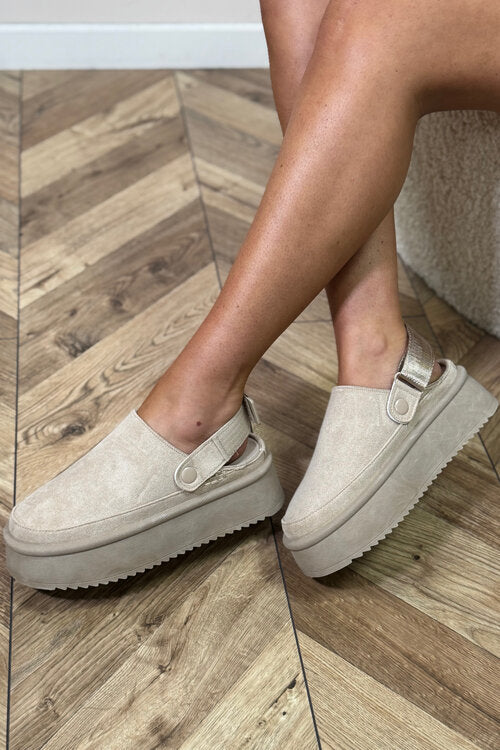 Femme portant les chaussons à plate-forme BLOOSHOP pour un confort optimal à la maison
