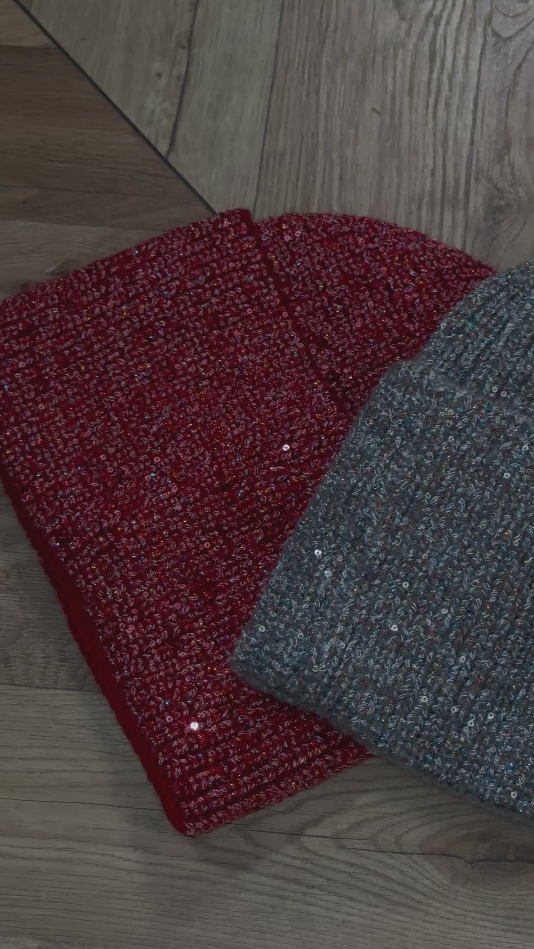Zoom sur les sequins et la qualité de la maille chinée du bonnet